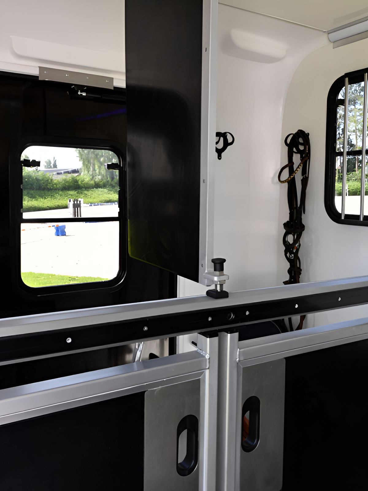 KRISMAR-CABINA-DOBLE-MODELO-SPORT-vehiculos-para-2-caballos-6